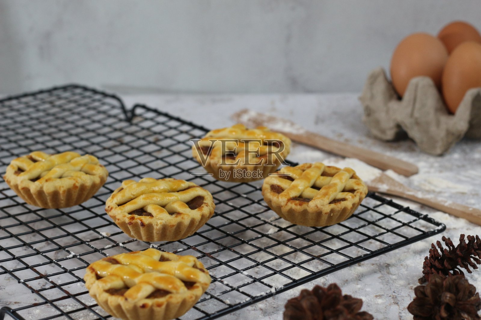 小苹果派放在蛋糕架上，吃起来香甜可口。食物概念图。照片摄影图片