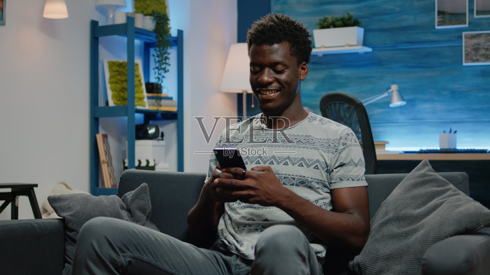 商人拿着智能手机发短信照片摄影图片