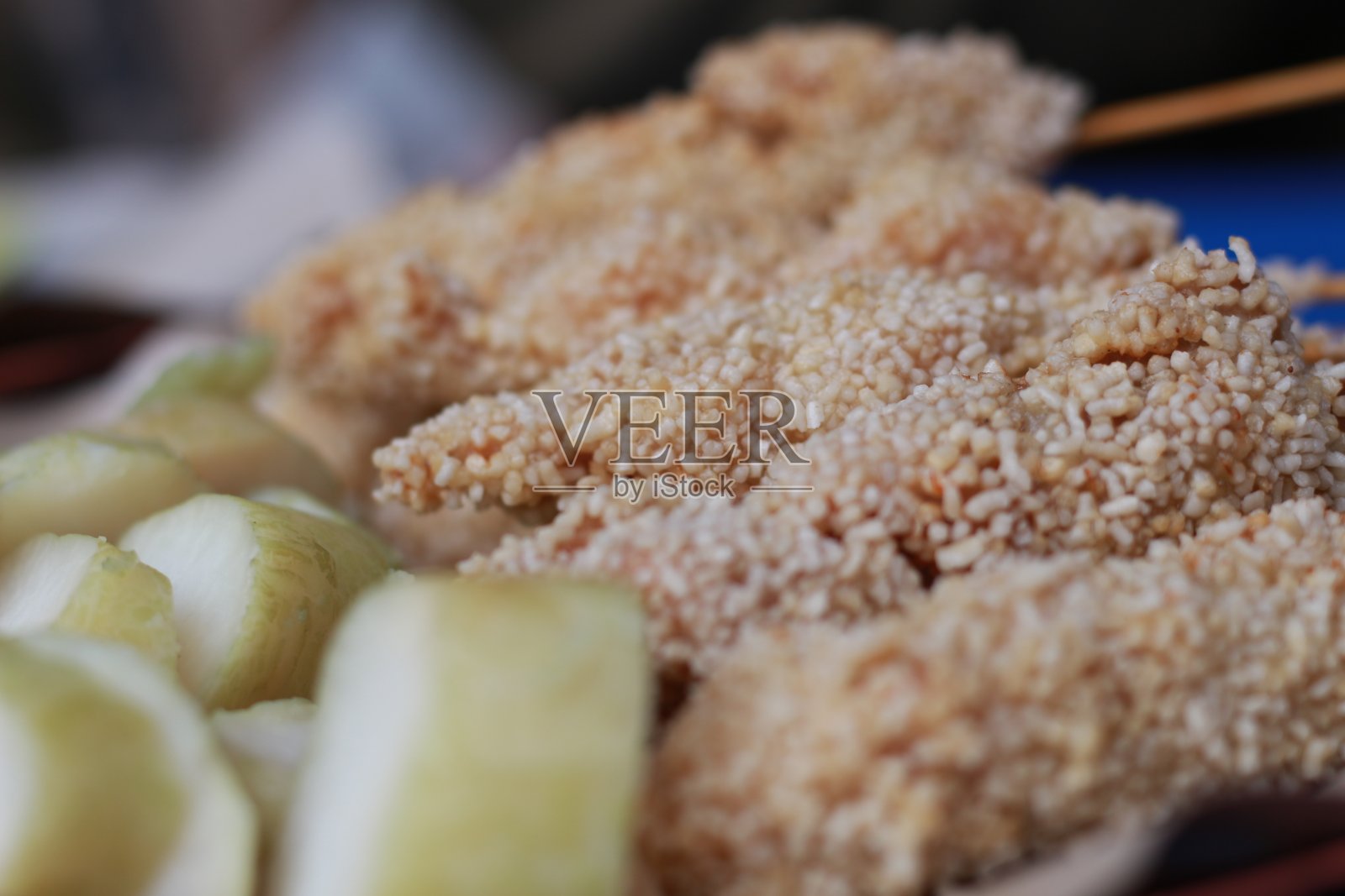 沙爹鸡肉裹上面包屑，配上红辣椒酱。印尼菜叫做Sate tachan。食物概念图。照片摄影图片