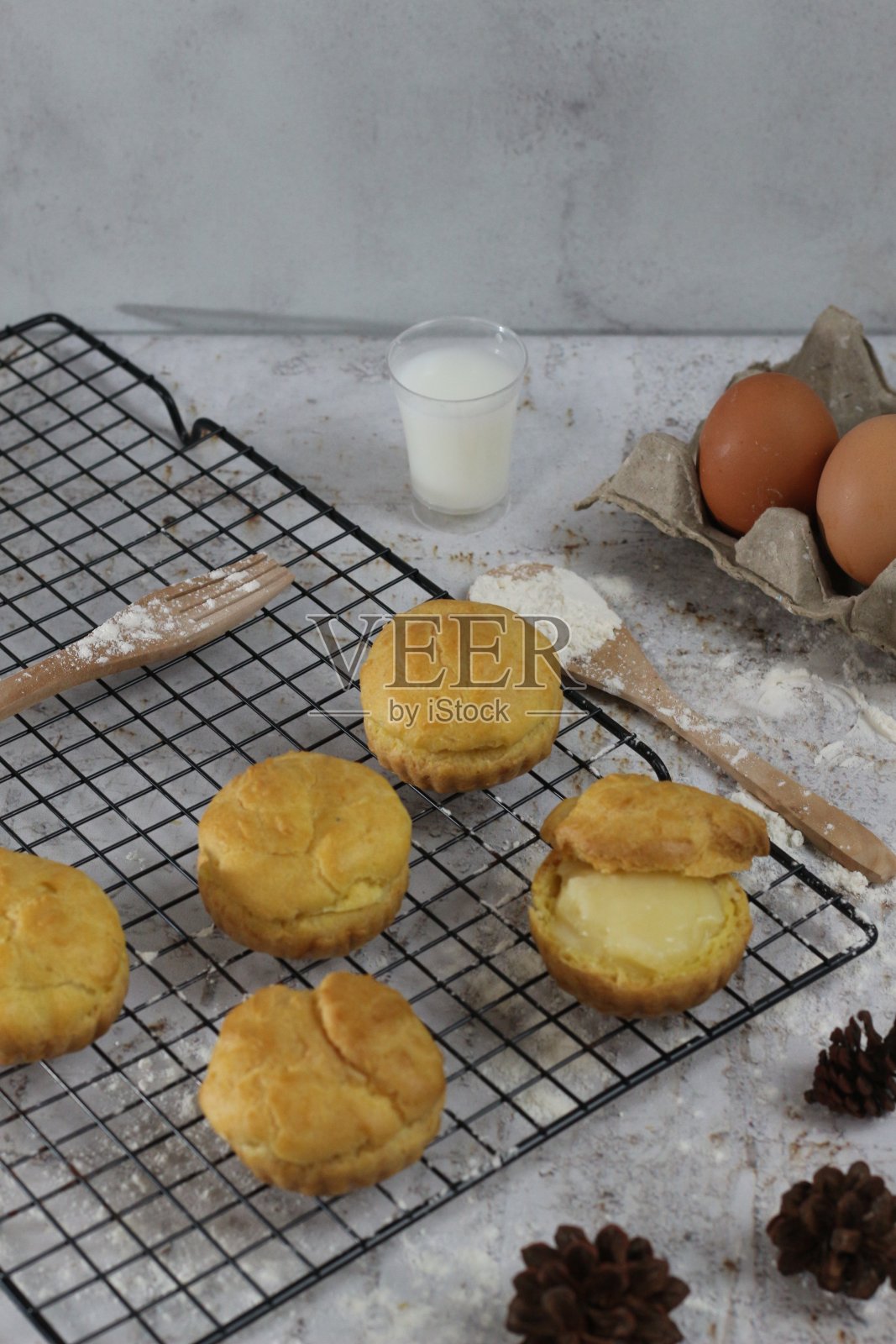 一种印尼传统蛋糕，叫做kue sus，里面有奶油泡芙。放在蛋糕架上。食物概念图。照片摄影图片