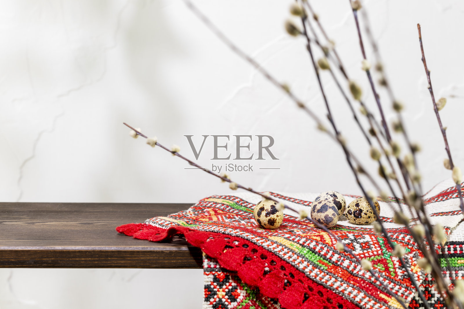 鸡蛋在餐巾与国家乌克兰十字绣木板照片摄影图片