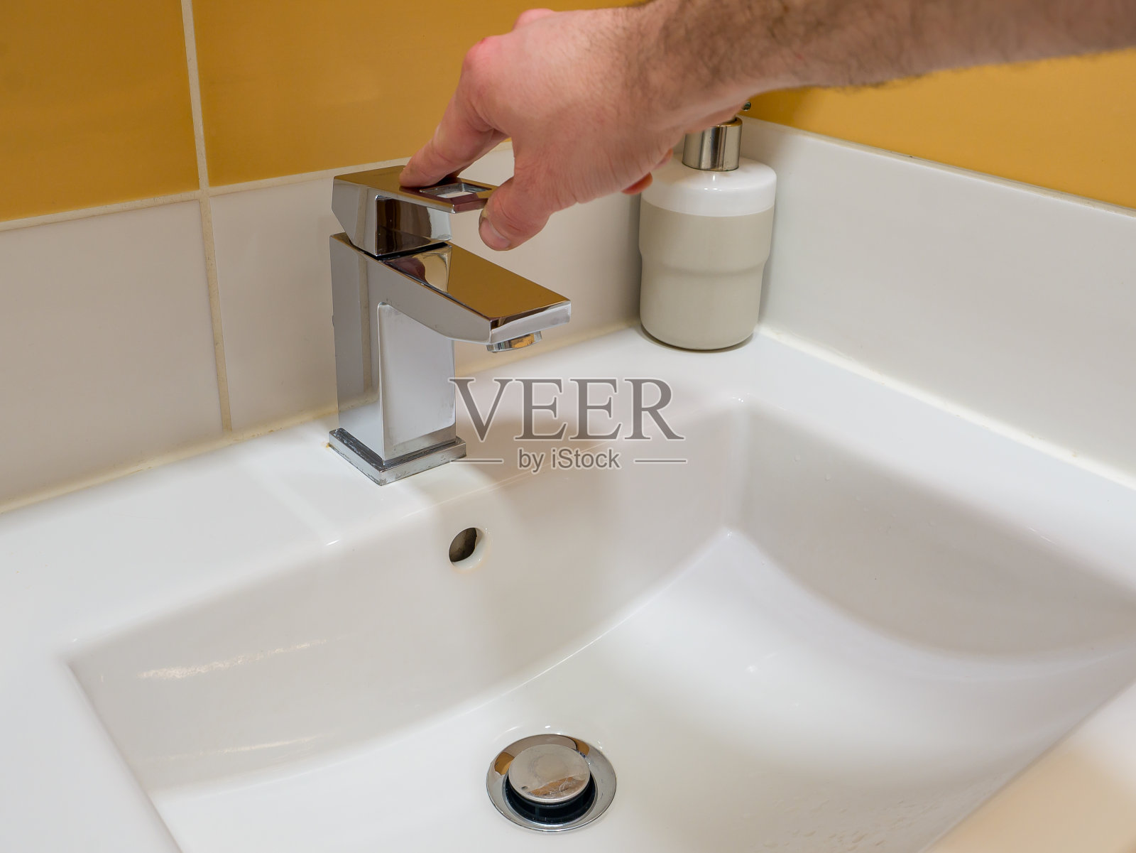 现代浴室里方形水龙头里的自来水照片摄影图片