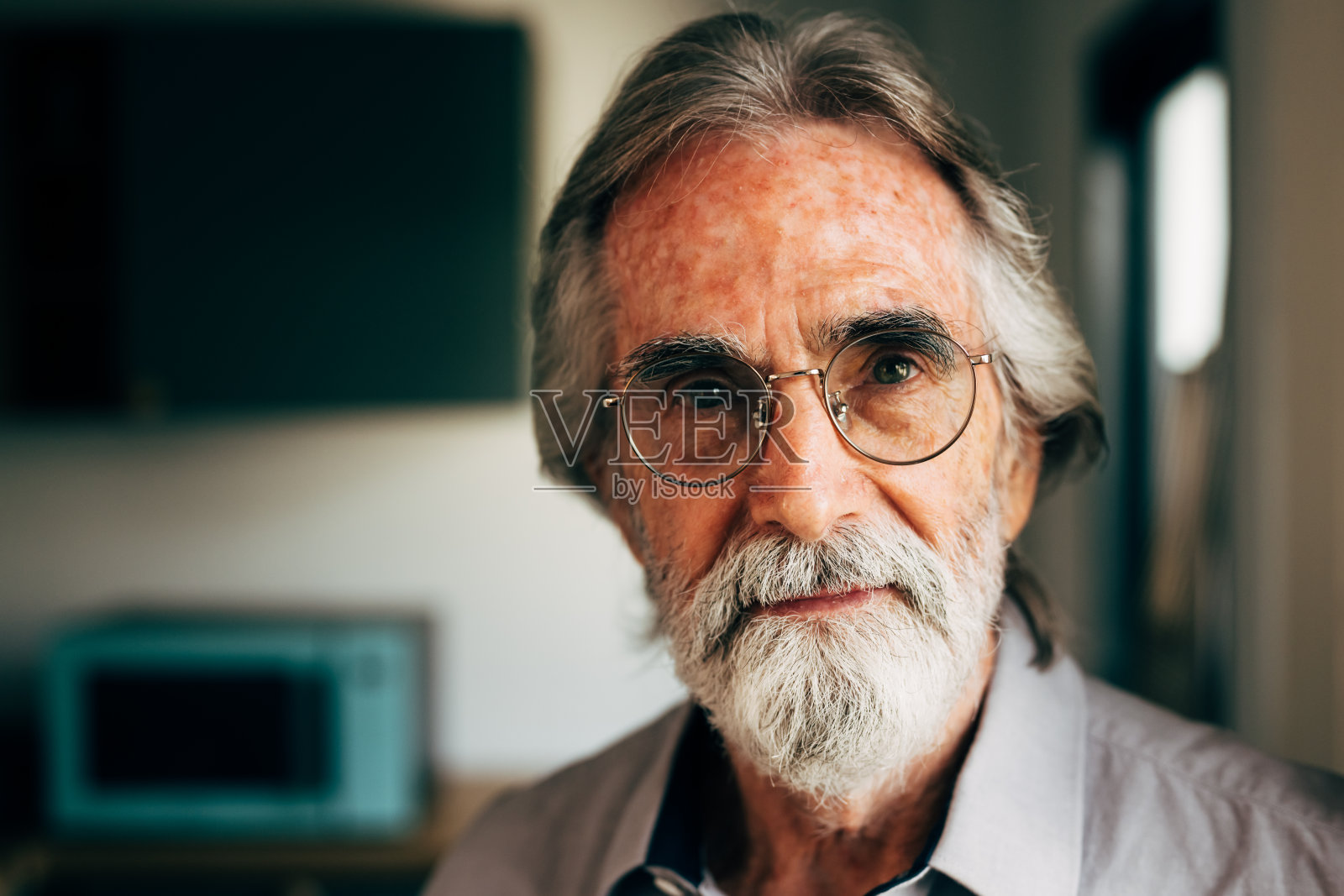 肖像的健康老年男子与灰色的头发和胡子看着相机照片摄影图片