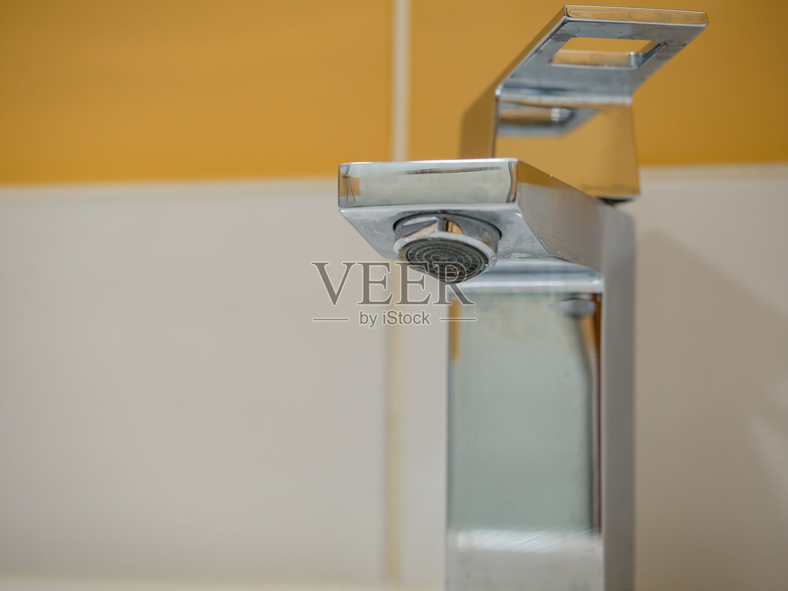 现代浴室里方形水龙头里的自来水照片摄影图片