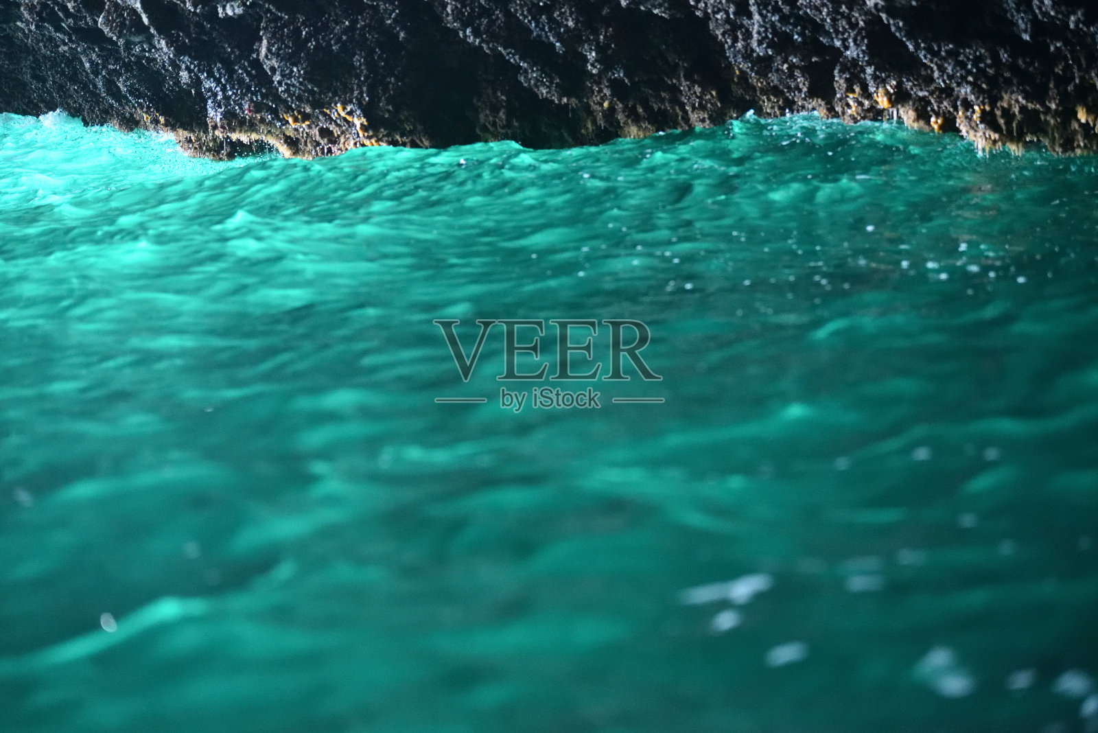 游向北海道函馆的蓝色洞穴照片摄影图片