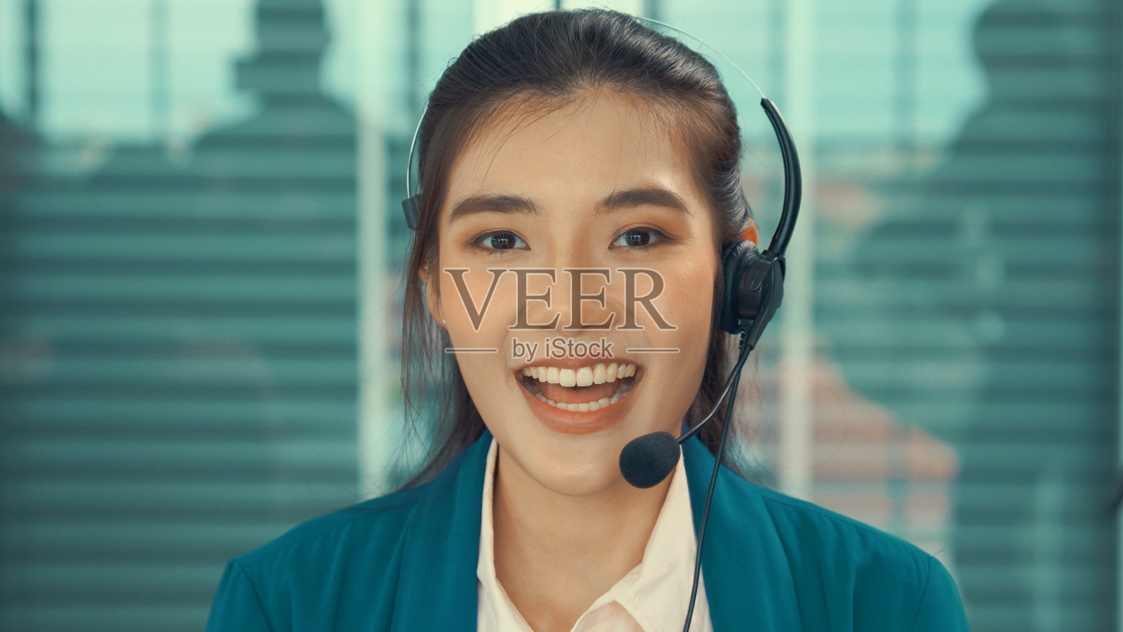 视频通话摄像头查看女商人在视频会议中积极发言。呼叫中心、电话营销、客服为客户提供电话视频会议服务。照片摄影图片