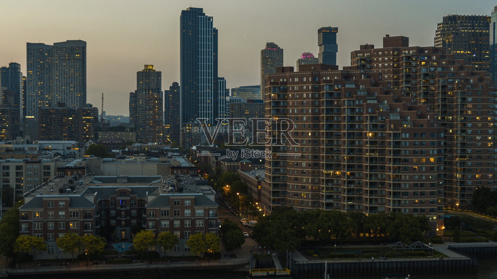 晚上在泽西城的Portside Towers公寓的Paulus Hook。照片摄影图片