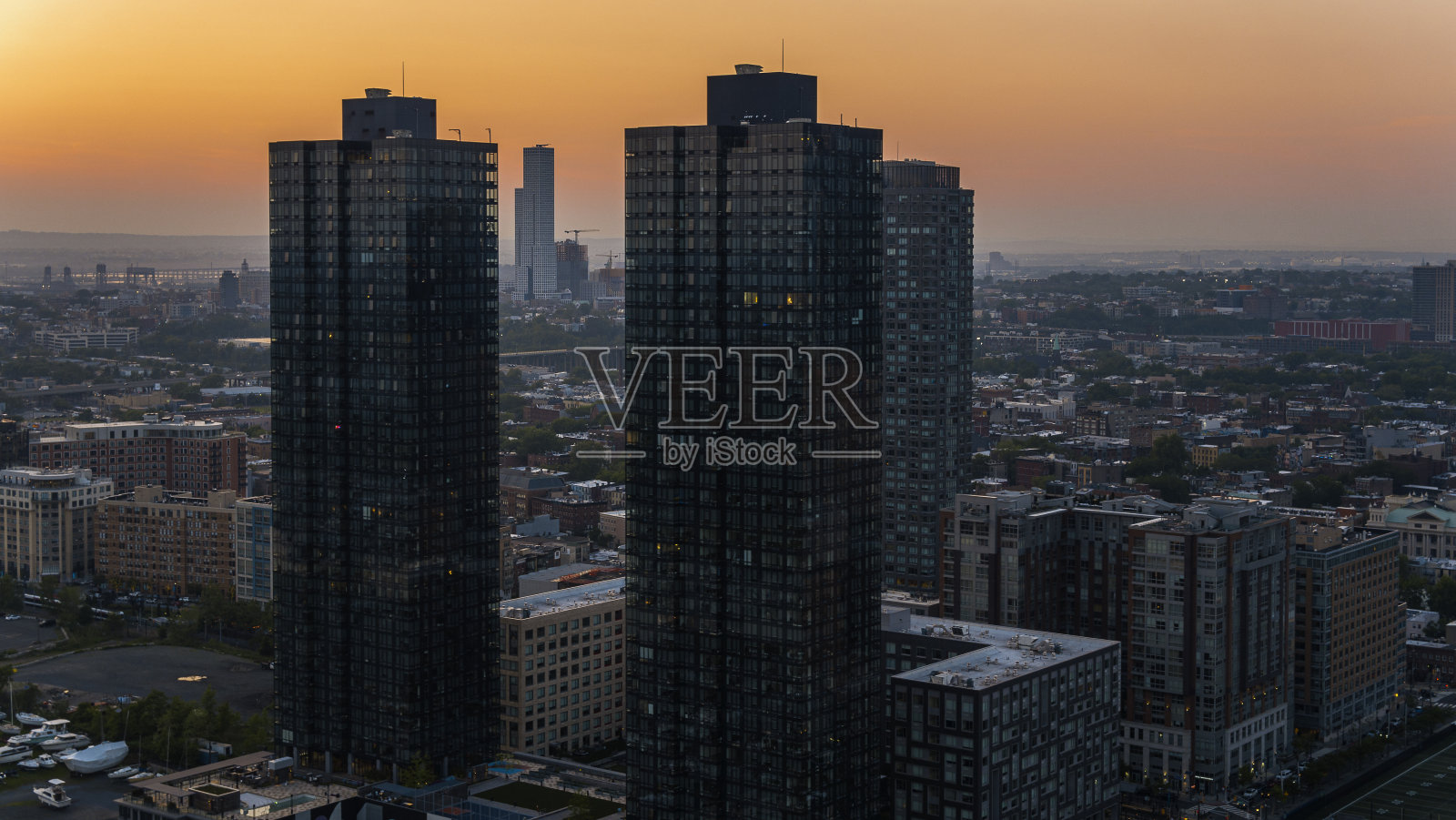 泽西城有富裕的住宅公寓，日落时住宅区在后面。照片摄影图片