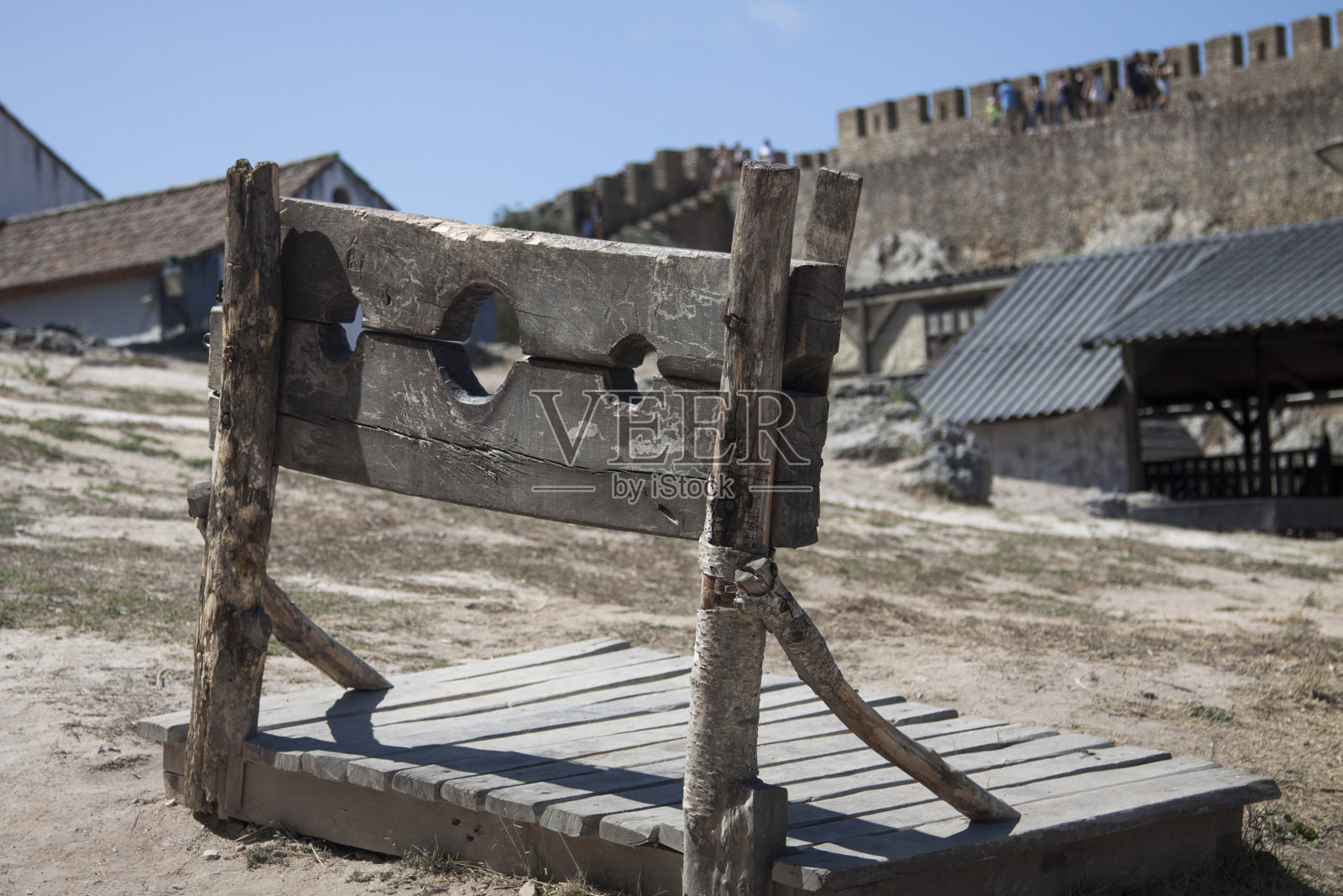 中世纪背景下的绞刑。照片摄影图片