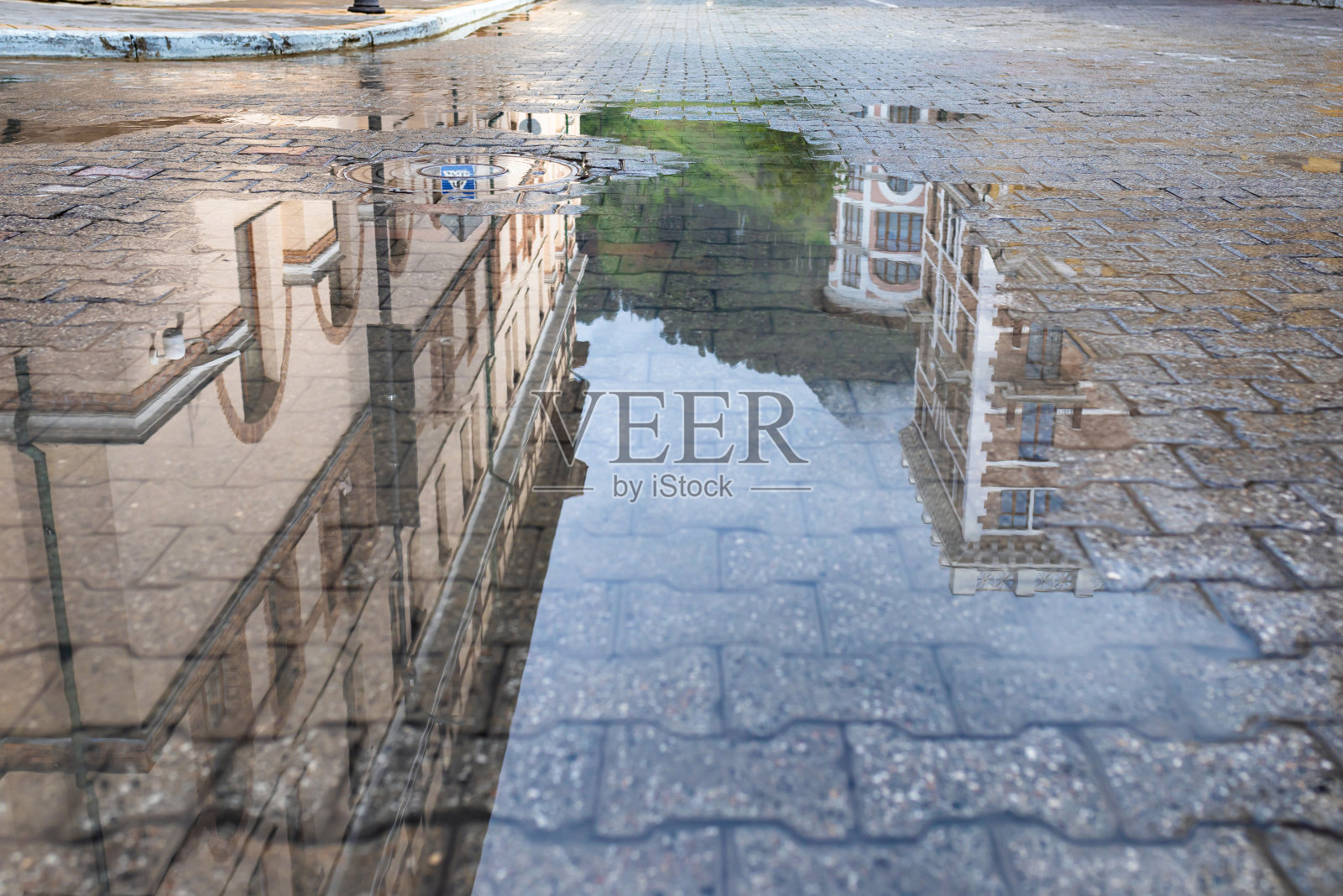 雨后水坑中城市建筑的倒影照片摄影图片
