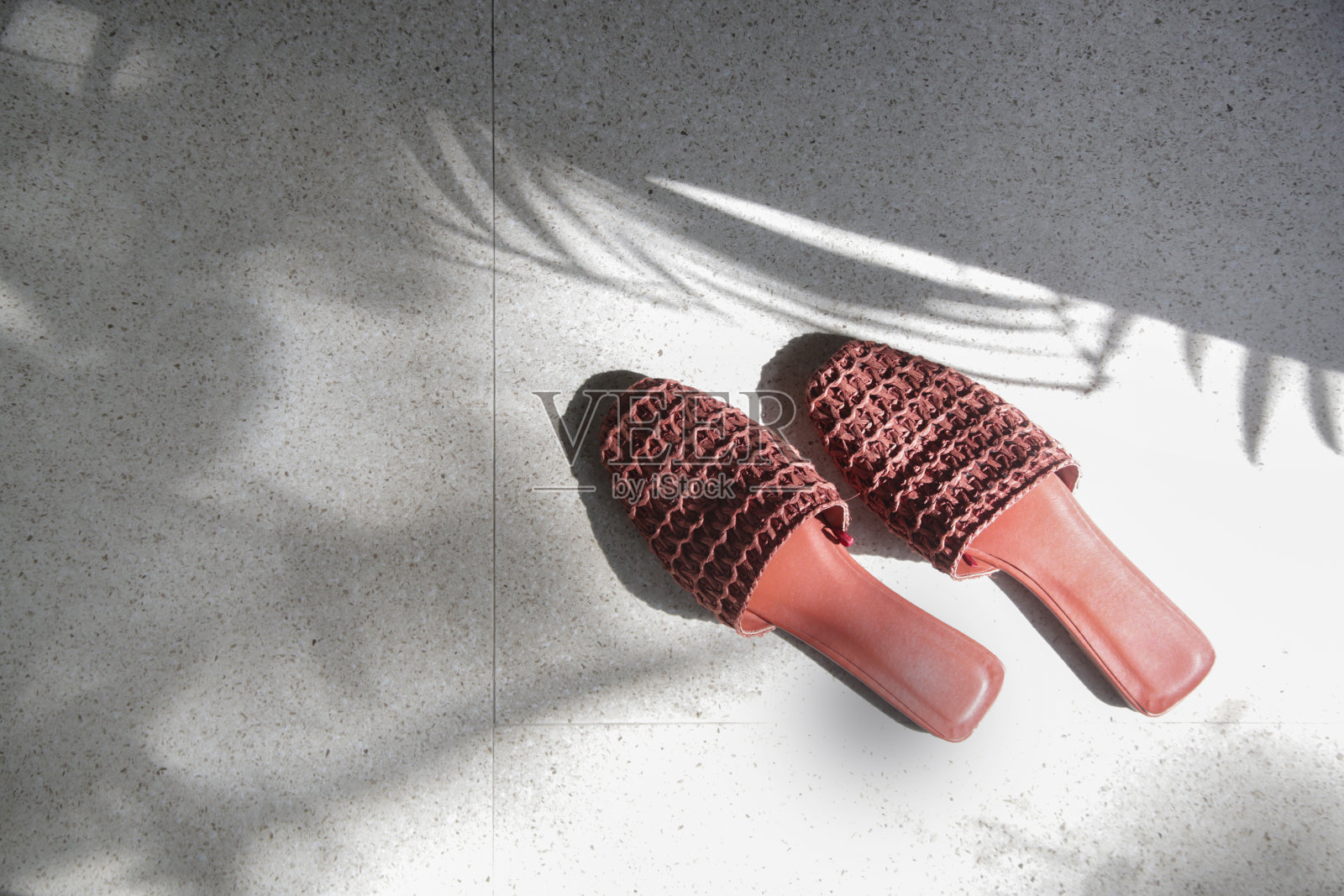 手工拉菲草骡子鞋。符合道德的可持续拖鞋。环保材料鞋。照片摄影图片