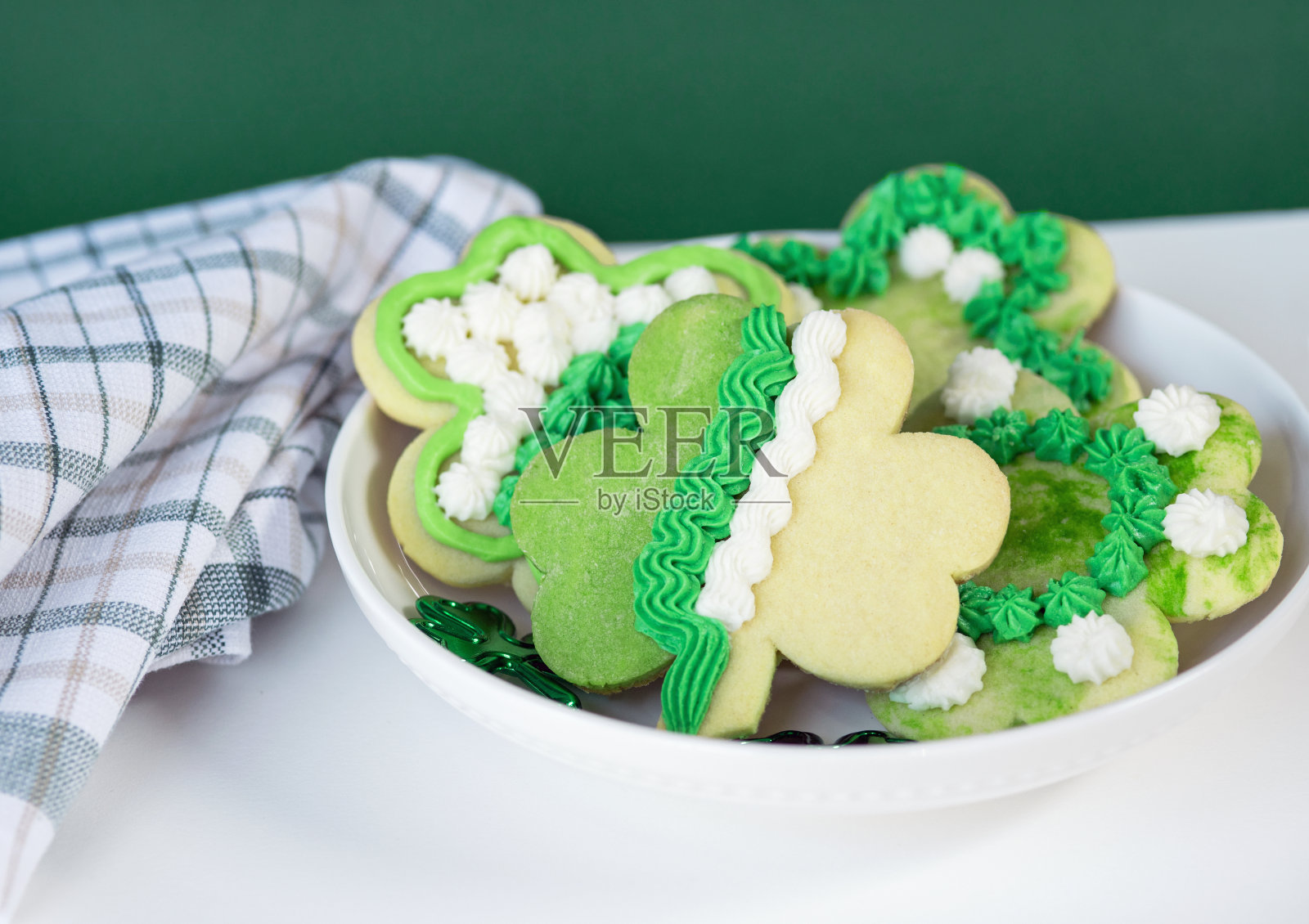 圣帕特里克节奶油和绿色装饰的三叶草饼干照片摄影图片