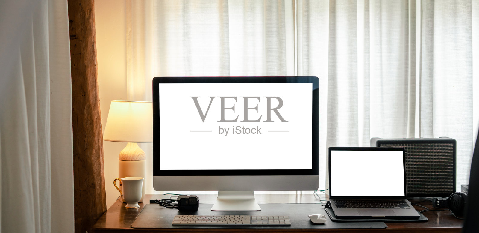 模拟。笔记本电脑和电脑的白色屏幕在家庭办公室的桌子上照片摄影图片