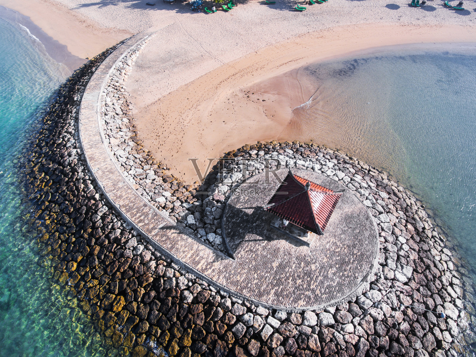 巴厘岛海滩数字防波堤。努萨二元论者地区的鸟瞰图照片摄影图片