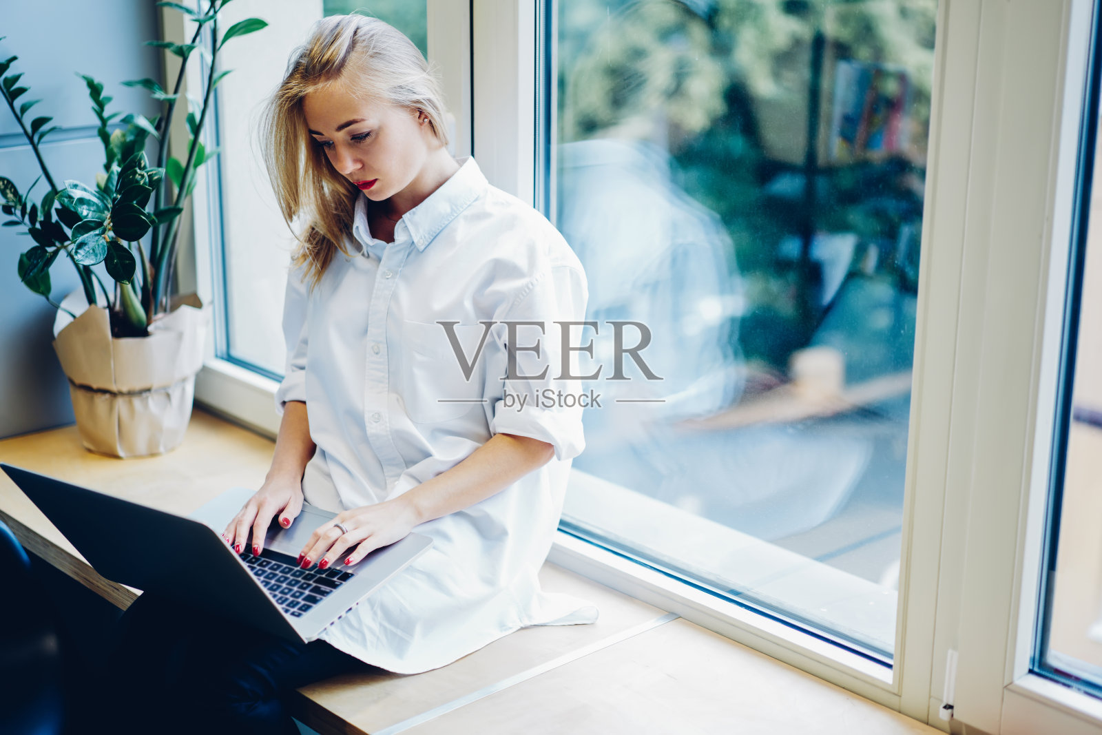 严肃的女性在笔记本电脑上打字照片摄影图片