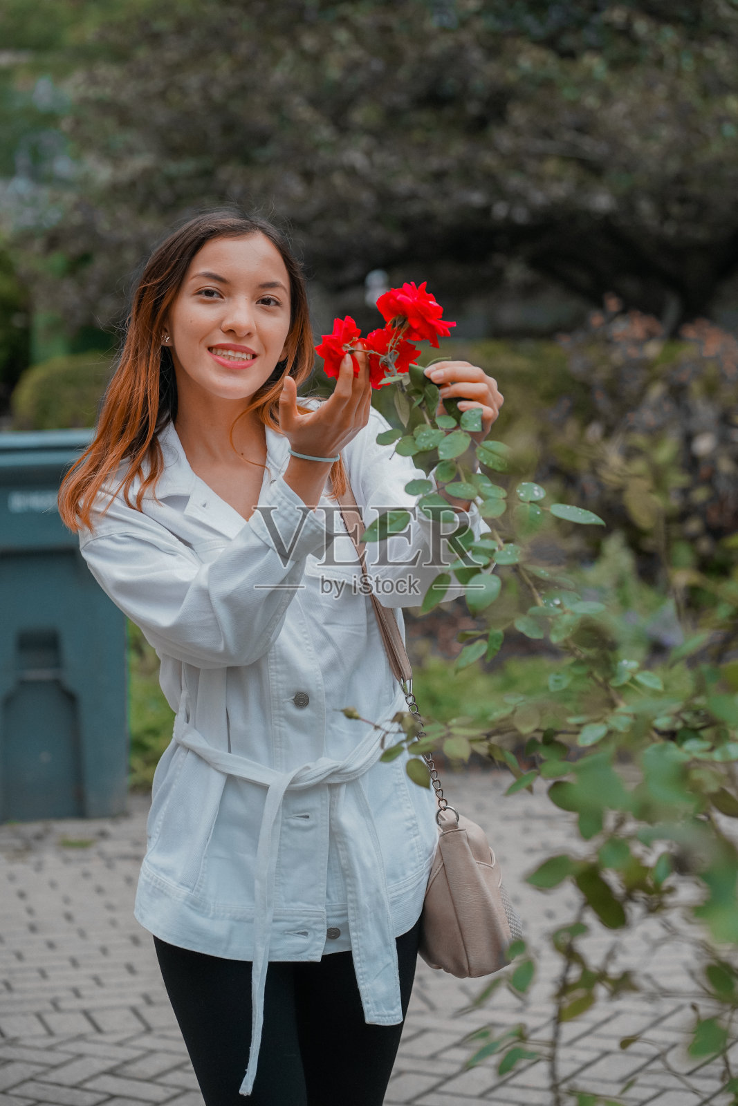 在美国，一个白人(白人)女孩在外面摆姿势拍照照片摄影图片