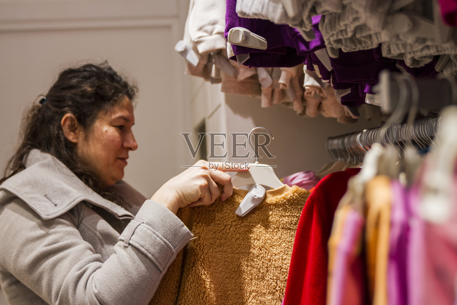 女人在商店里买衣服照片摄影图片