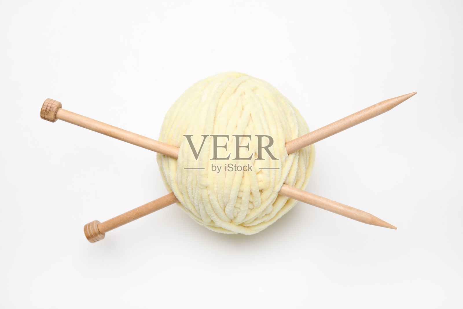 白色背景上有针织针的软纱照片摄影图片