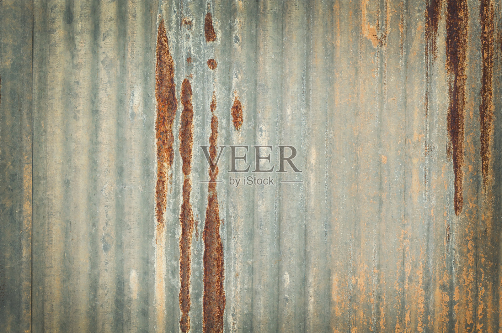 旧锌复古围栏墙纹理为背景，生锈的金属面板图案。照片摄影图片