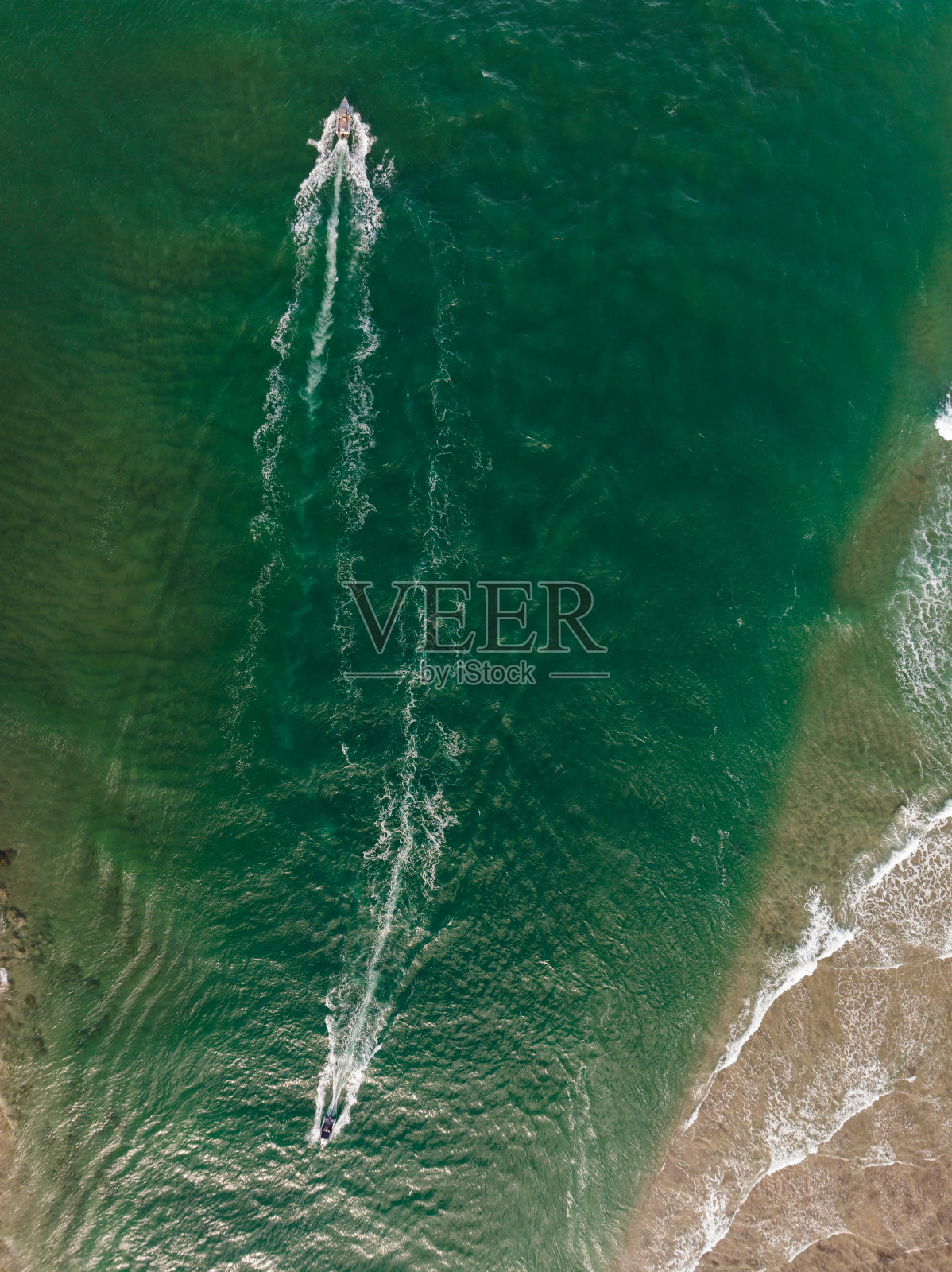 从游艇的无人机俯瞰。，豪华浮船。照片摄影图片