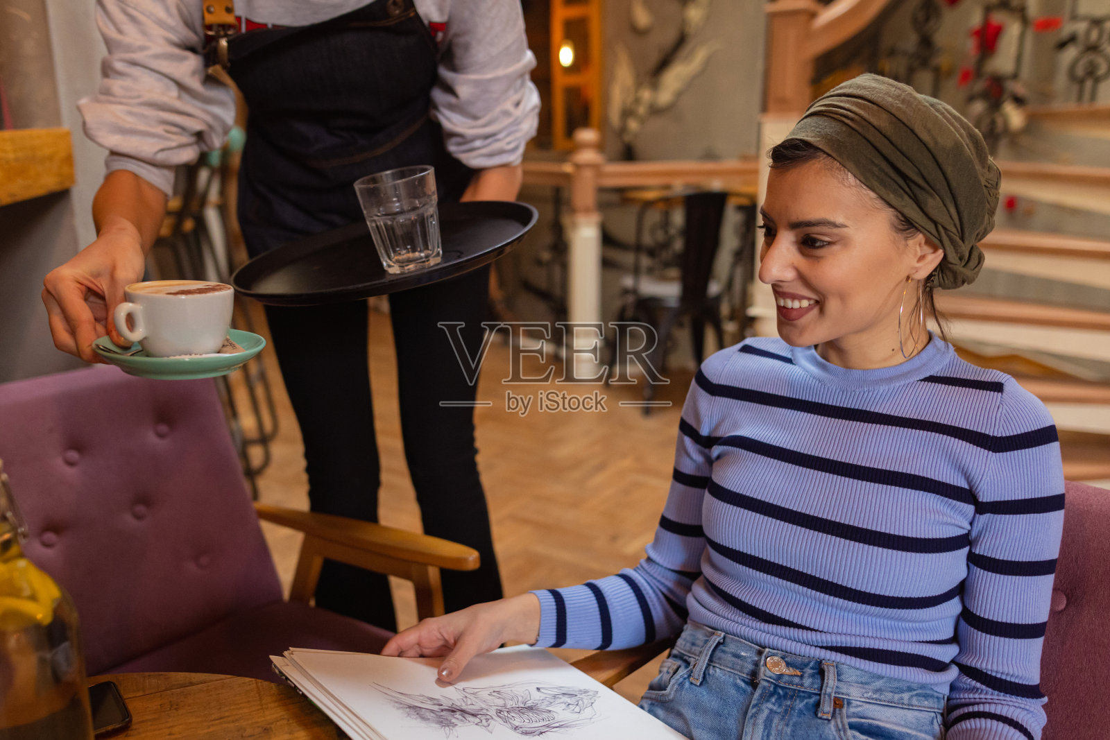 快乐的艺术家女人等着一杯卡布奇诺照片摄影图片