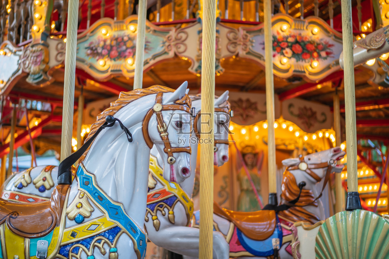 旋转木马的彩色镜头照片摄影图片