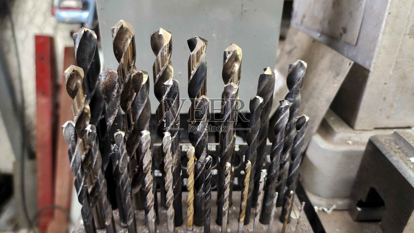 蓝领。近距离观察金属车床、刨花和钻头。照片摄影图片