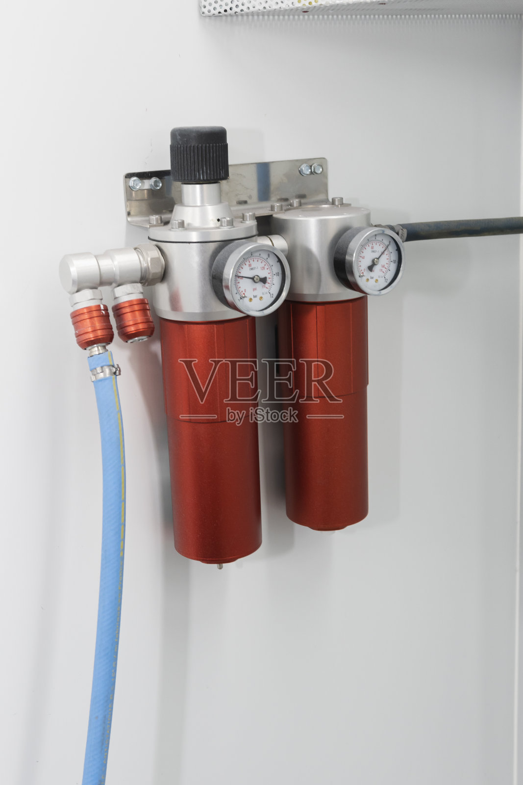 气压表时钟与蓝色软管相连。照片摄影图片