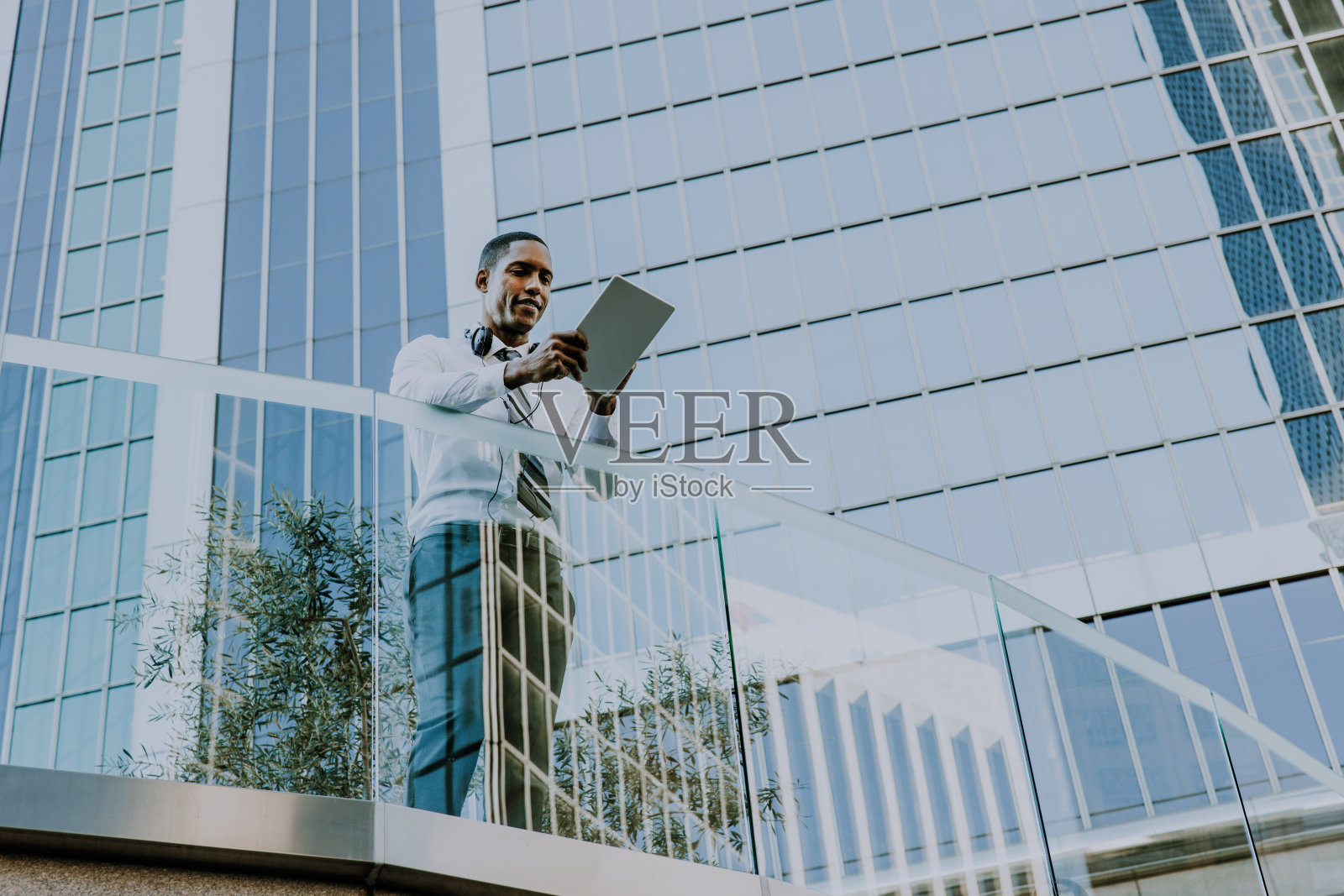 英俊的男性非洲裔美国商人CEO在一个时尚的公司优雅的西装照片摄影图片