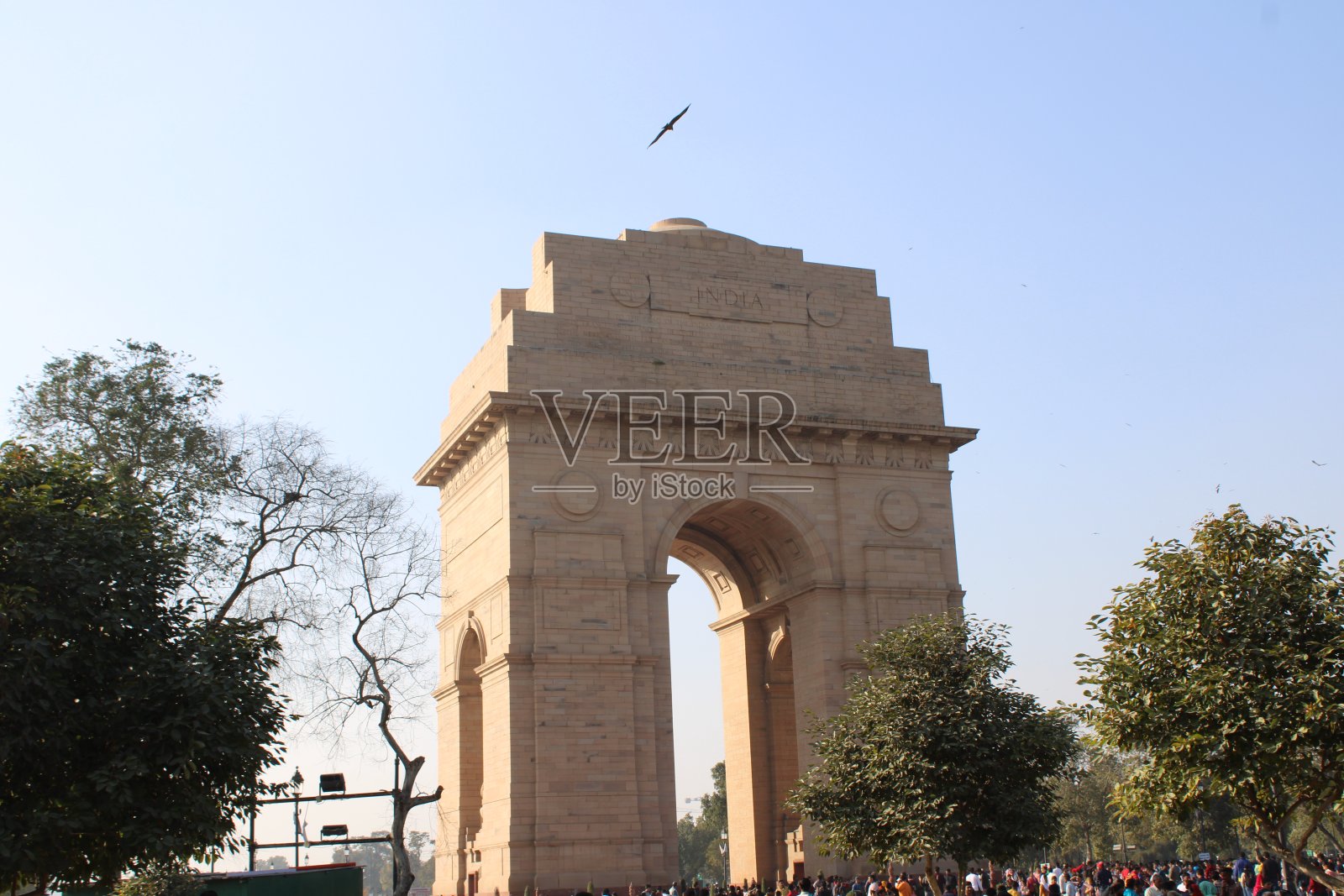 印度新德里，2022年9月10日:外国和印度游客在印度门附近徘徊，在中央Vista大道从Rashtrapati Bhavan到印度门的改造工作后向公众开放。照片摄影图片