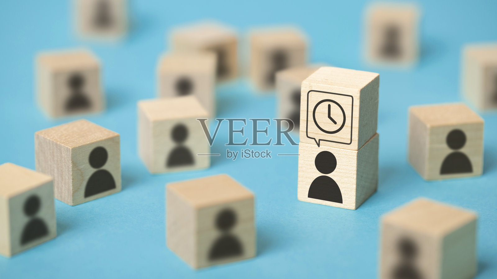 一个人在一群人的包围下思考截止日期照片摄影图片