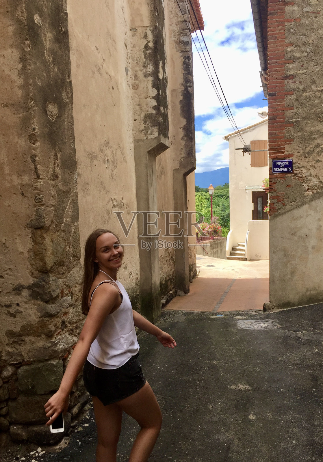 走在西班牙大街上的女孩照片摄影图片