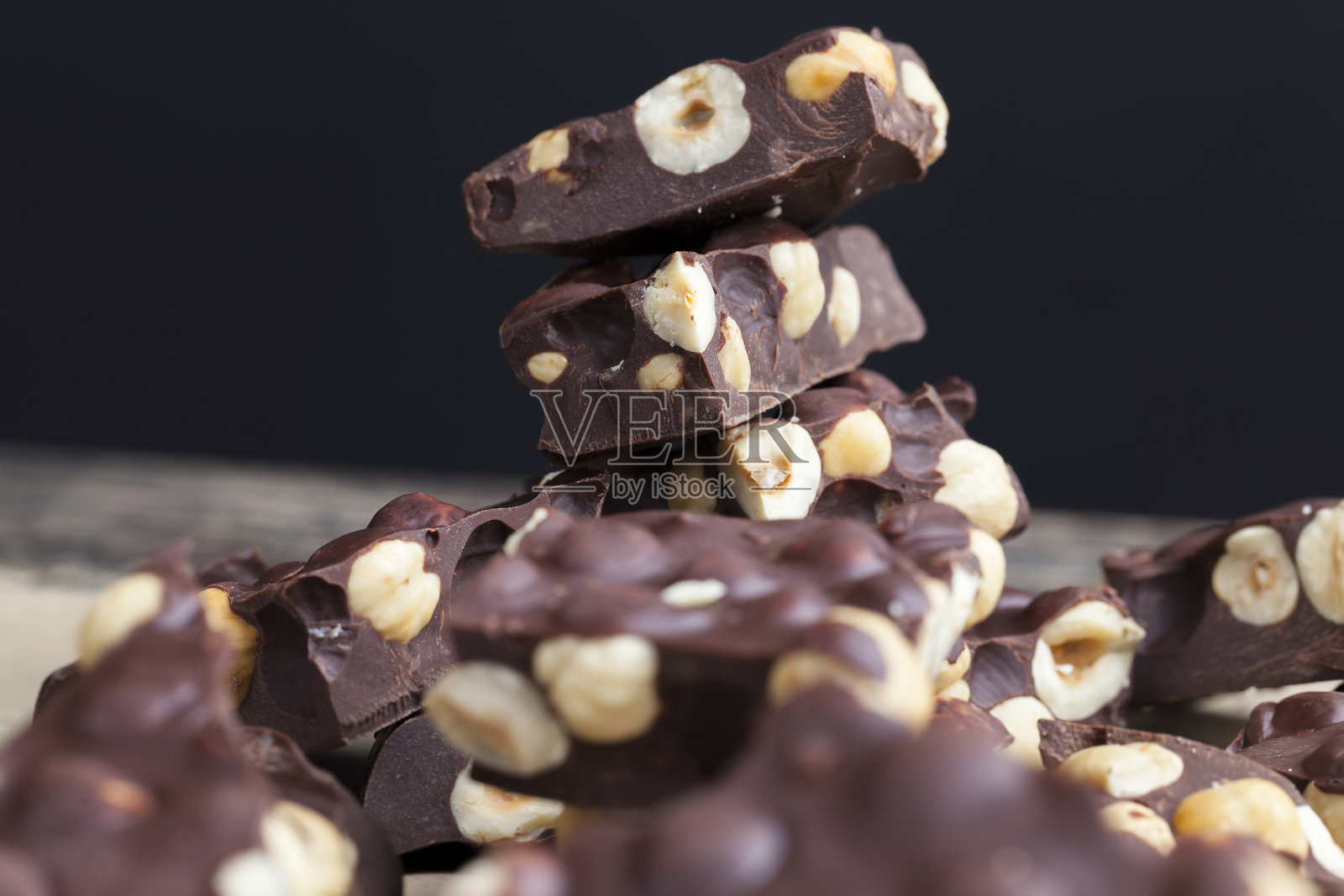 自制牛奶巧克力加很多榛子照片摄影图片