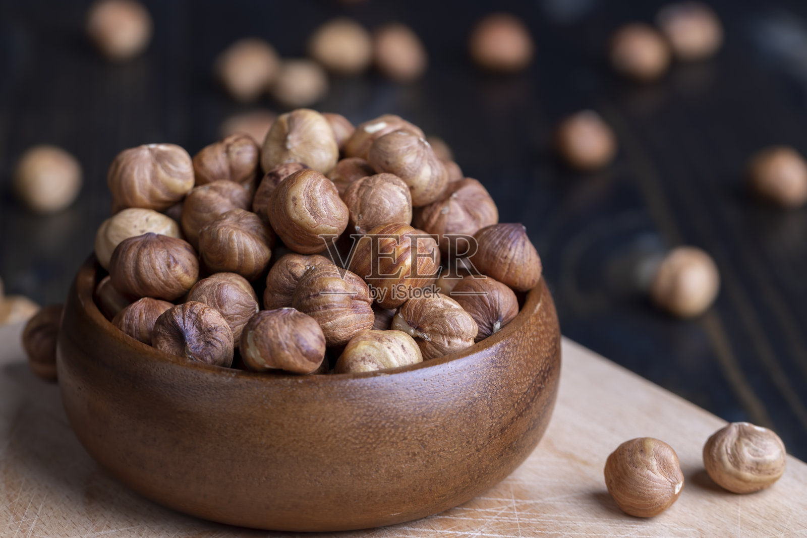 烹饪过程中去皮的榛子，厨房里新鲜采摘的榛子特写照片摄影图片