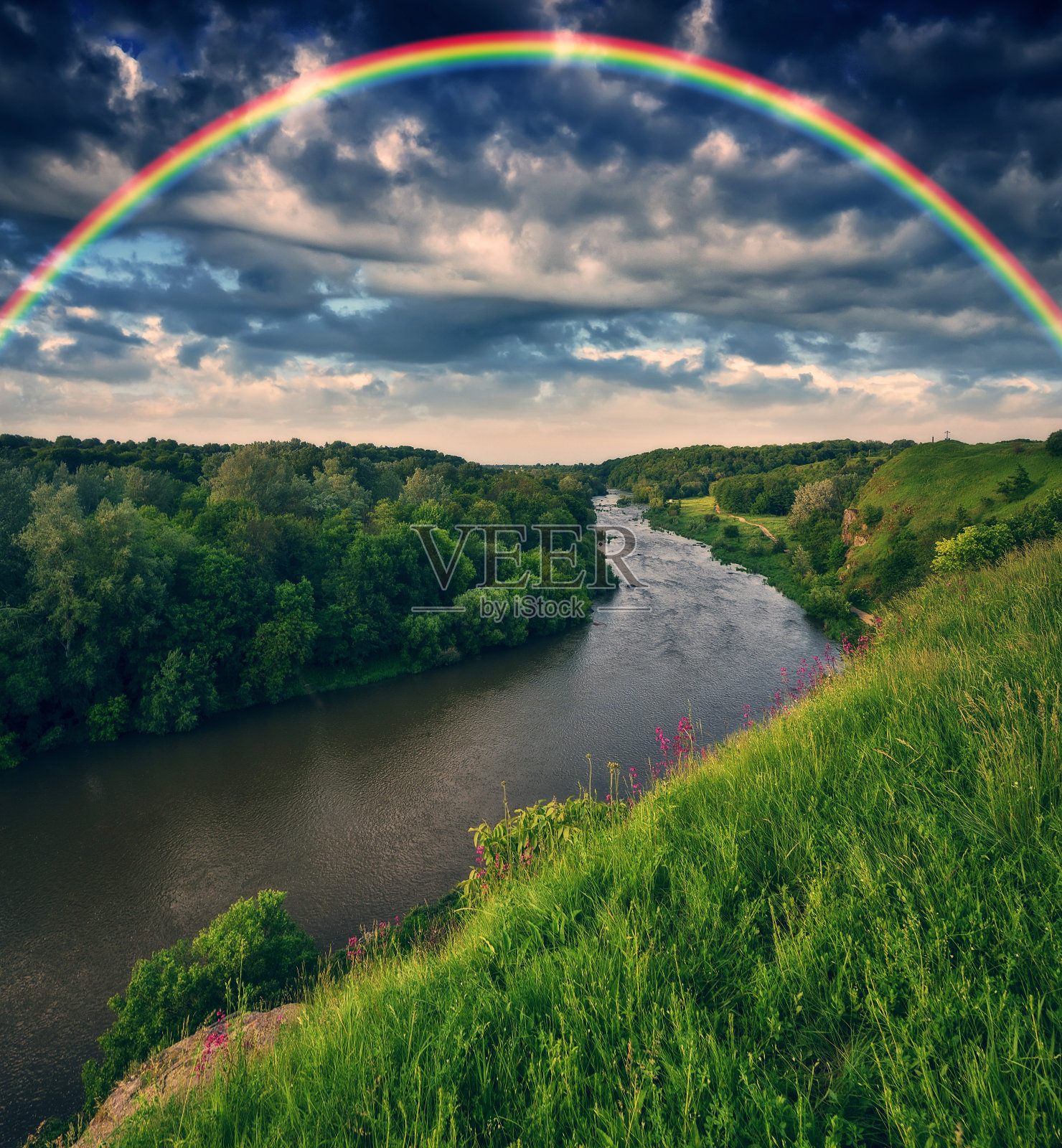 春天河上的彩虹景观。五彩缤纷的早晨。乌克兰的性质照片摄影图片