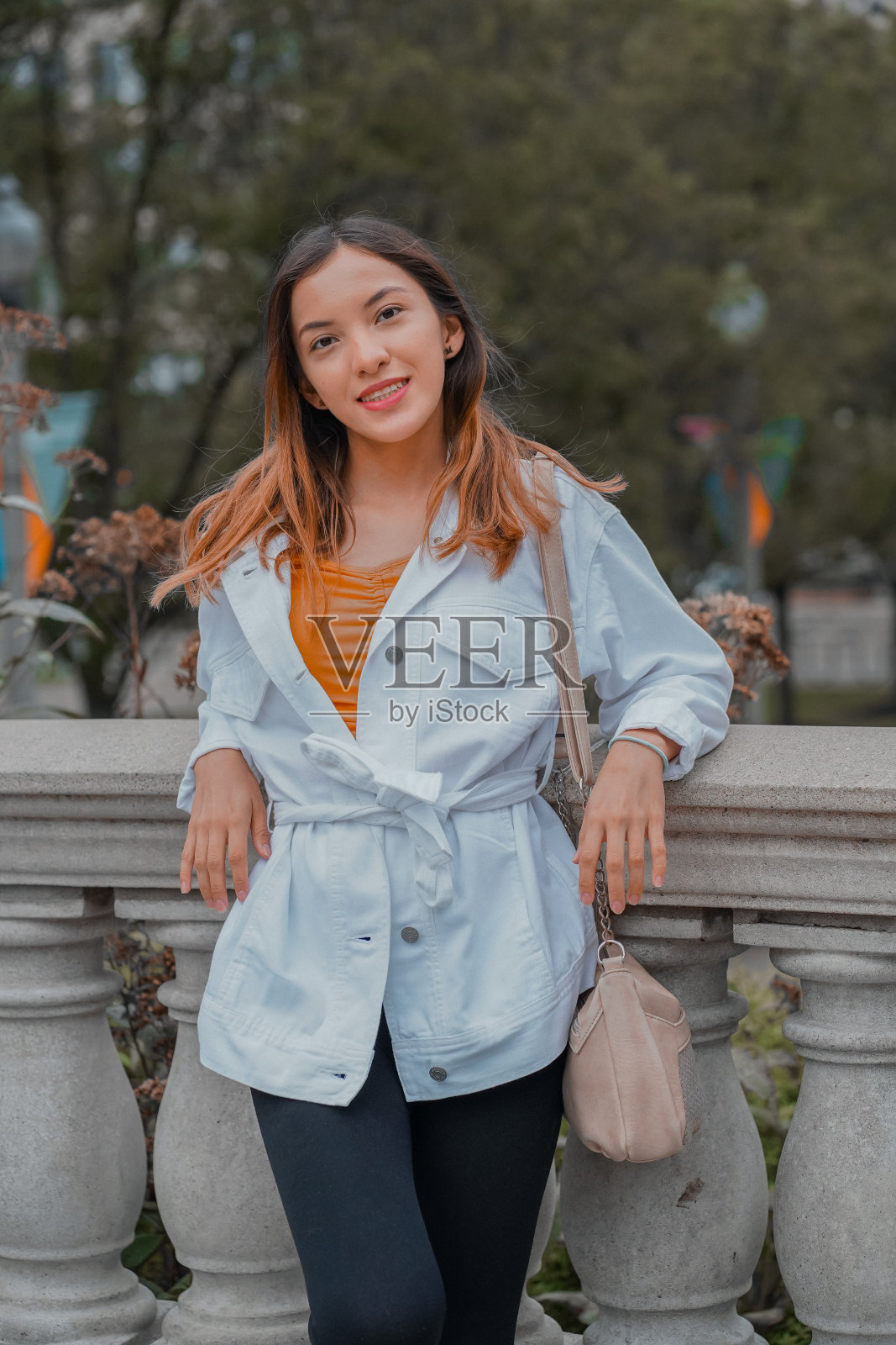 在美国，一个白人(白人)女孩在外面摆姿势拍照照片摄影图片