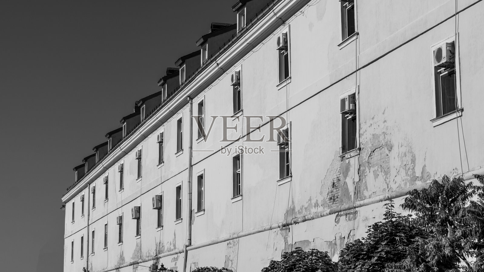 塞尔维亚诺维萨德一座建筑的灰度图照片摄影图片