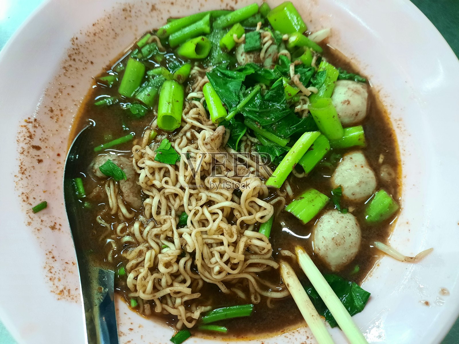 肉丸炖猪肉面-曼谷街头小吃。照片摄影图片