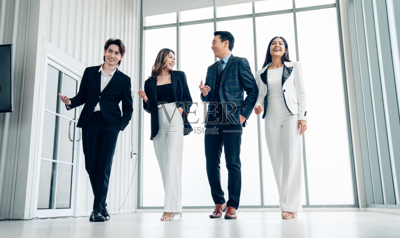 一群同事庆祝成功，商务会议。照片摄影图片