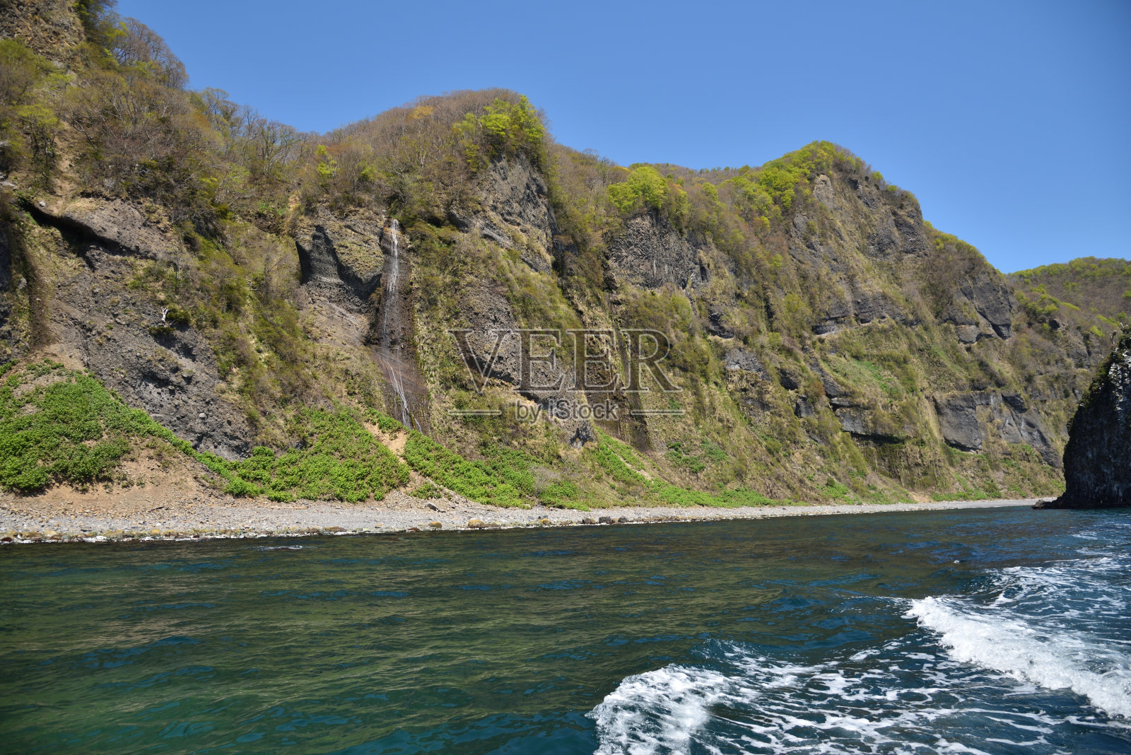 游向北海道函馆的蓝色洞穴照片摄影图片