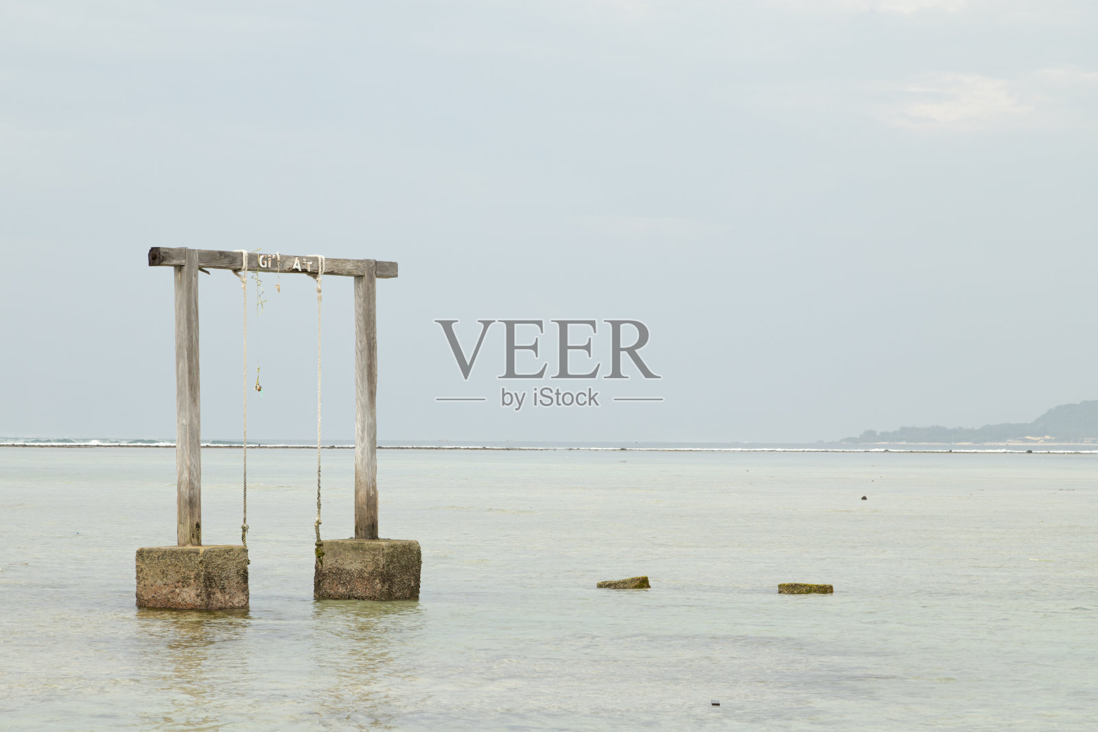 龙目岛和吉利岛，阴天，多云，天空和大海。晴天，沙滩。照片摄影图片