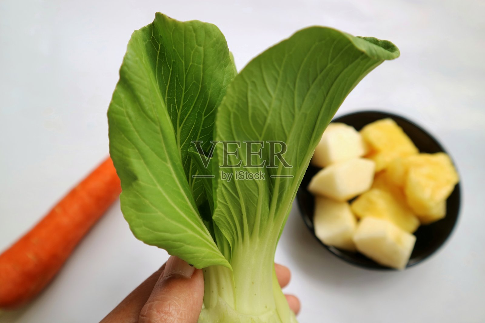 白菜和切成薄片的水果做成绿色冰沙。照片摄影图片