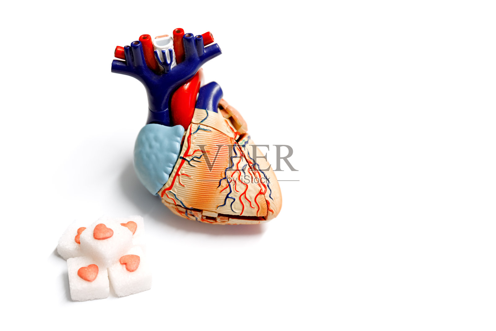 白底红心和心形模型方糖照片摄影图片