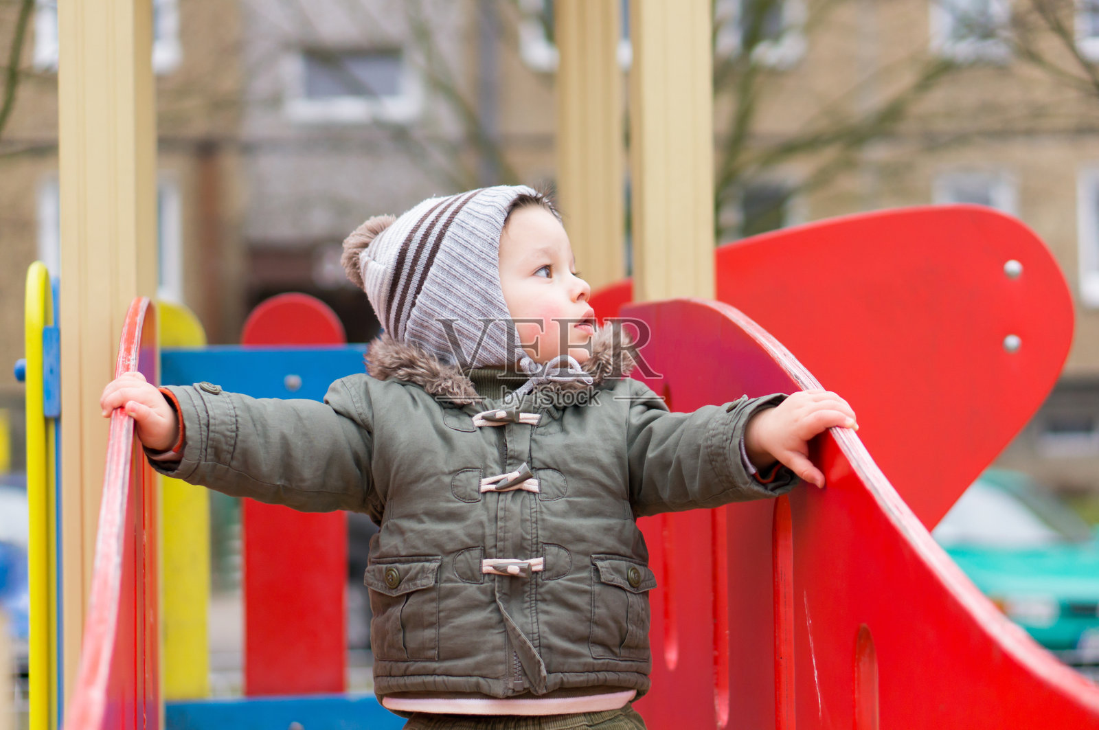 在操场攀爬设备上行走的孩子照片摄影图片