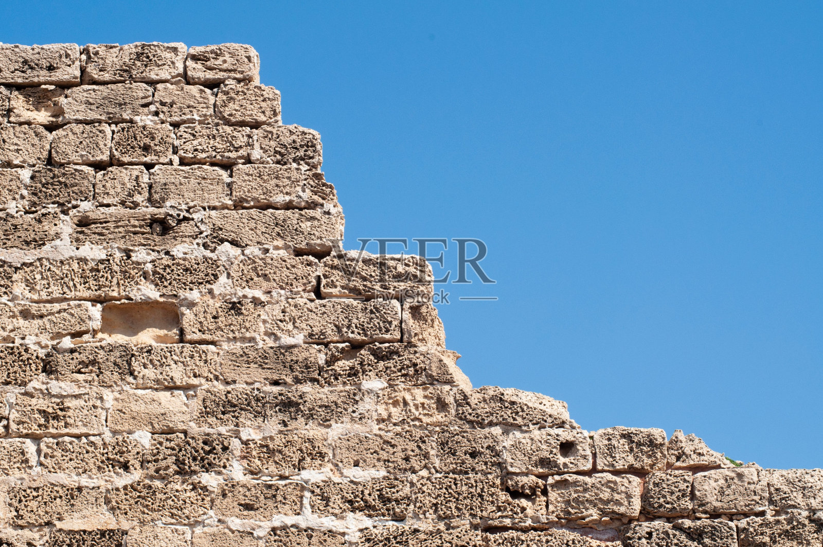 破损的砖墙和蓝天照片摄影图片