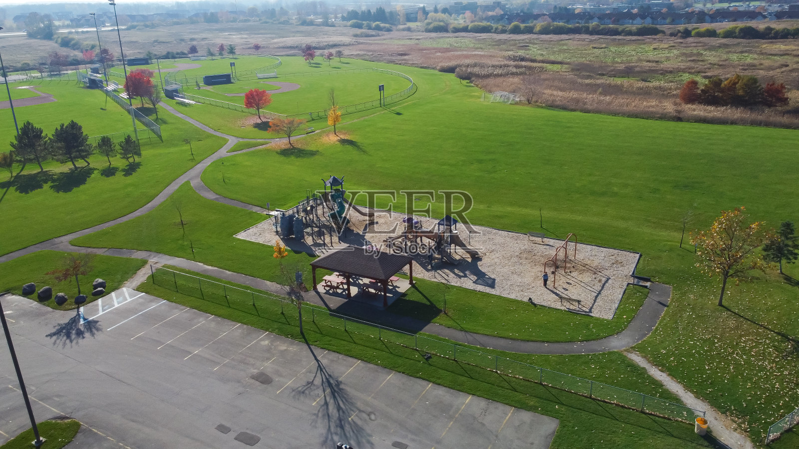 安静的大型双人操场，秋千，滑梯，社区娱乐中心的凉亭，草地棒球场，秋天的树叶在罗切斯特，纽约照片摄影图片