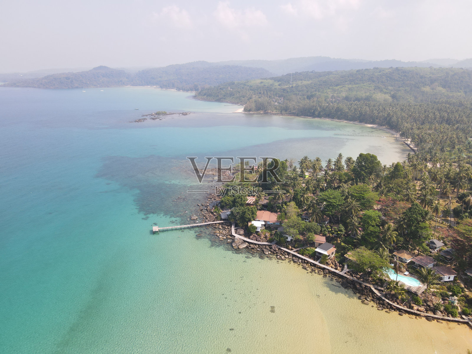 美丽的鸟瞰海滩和海洋与椰子树在天堂岛度假照片摄影图片