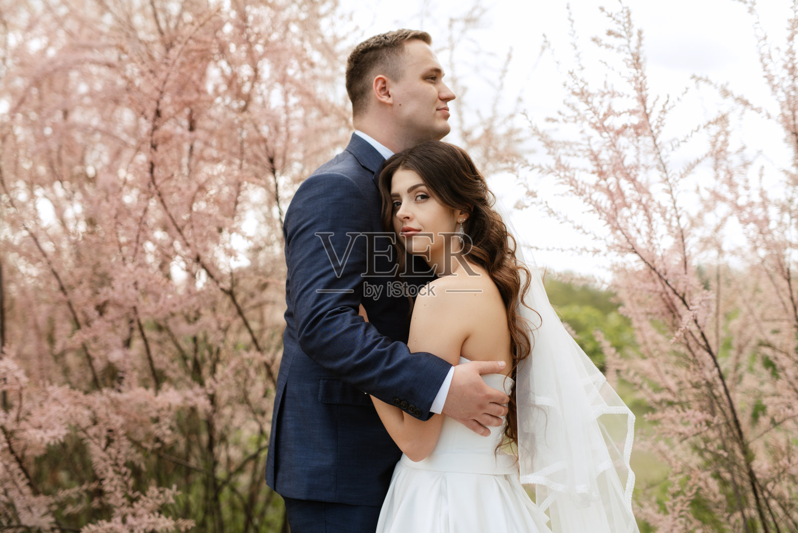 新郎和新娘走在森林里照片摄影图片