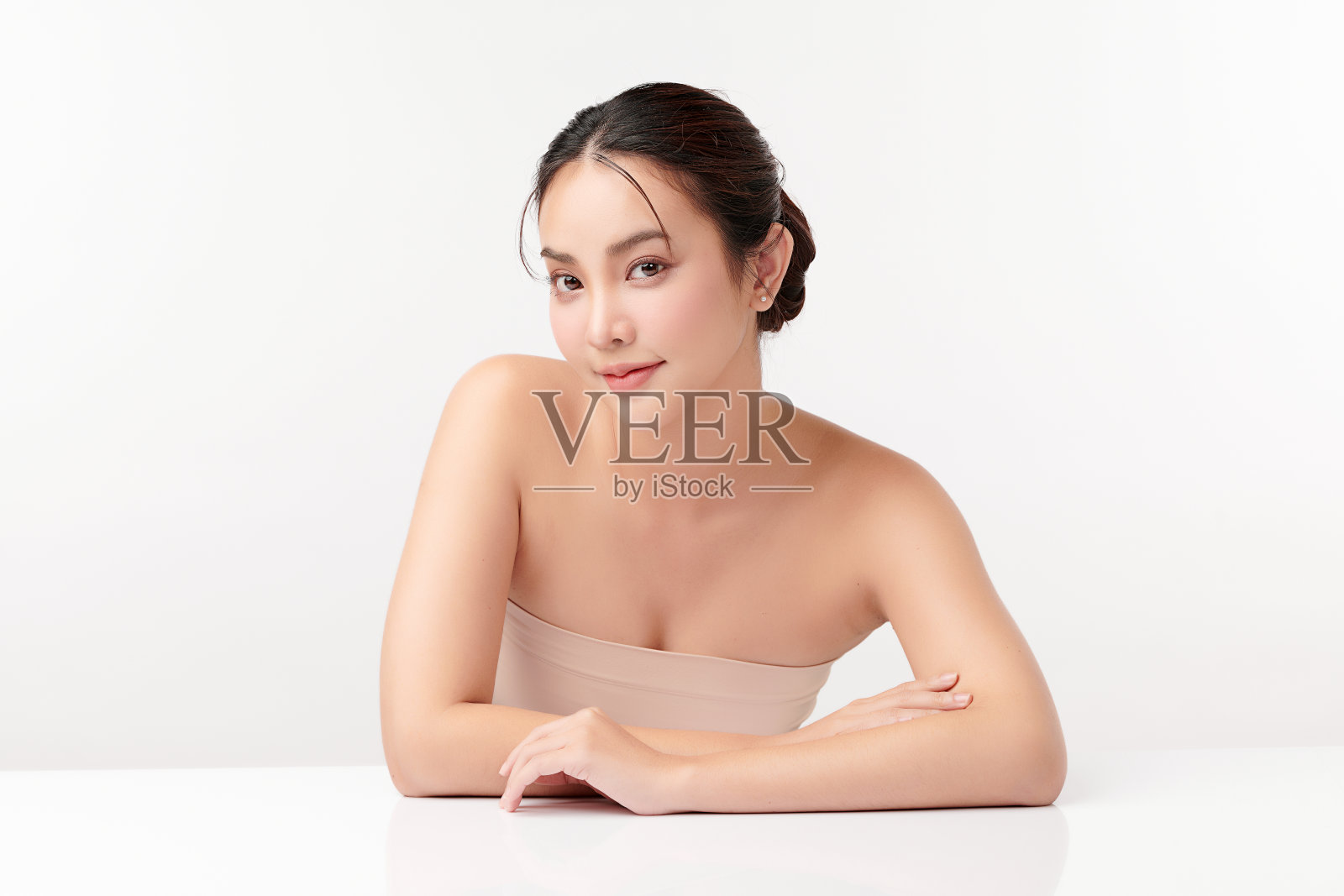 美丽年轻的亚洲女性与清洁新鲜的皮肤在白色的背景，面部护理，面部治疗，美容，美容和水疗，亚洲女性肖像。照片摄影图片