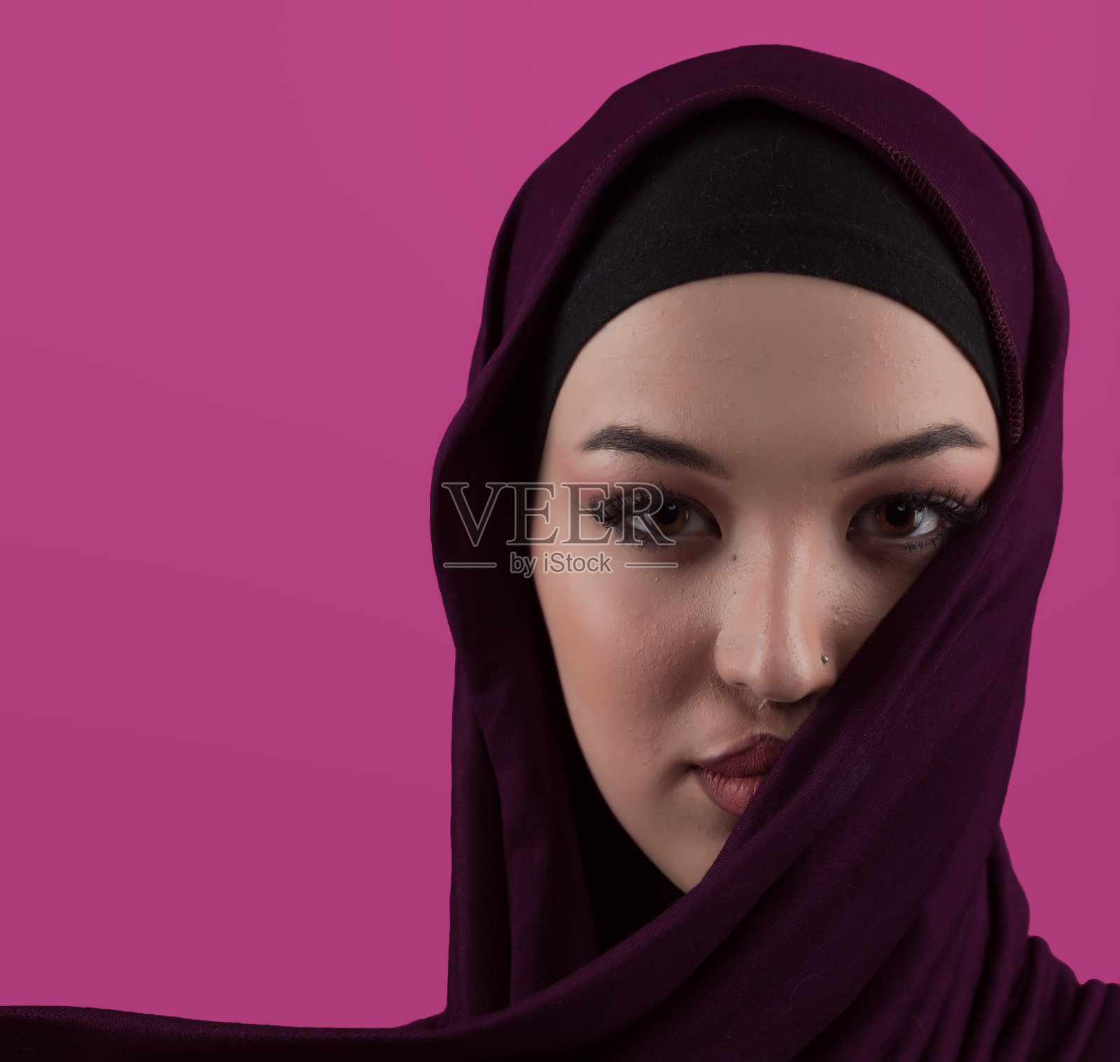 现代穆斯林妇女穿着时尚的头巾休闲服装孤立在粉红色的背景。不同的人模仿头巾的时尚概念。照片摄影图片